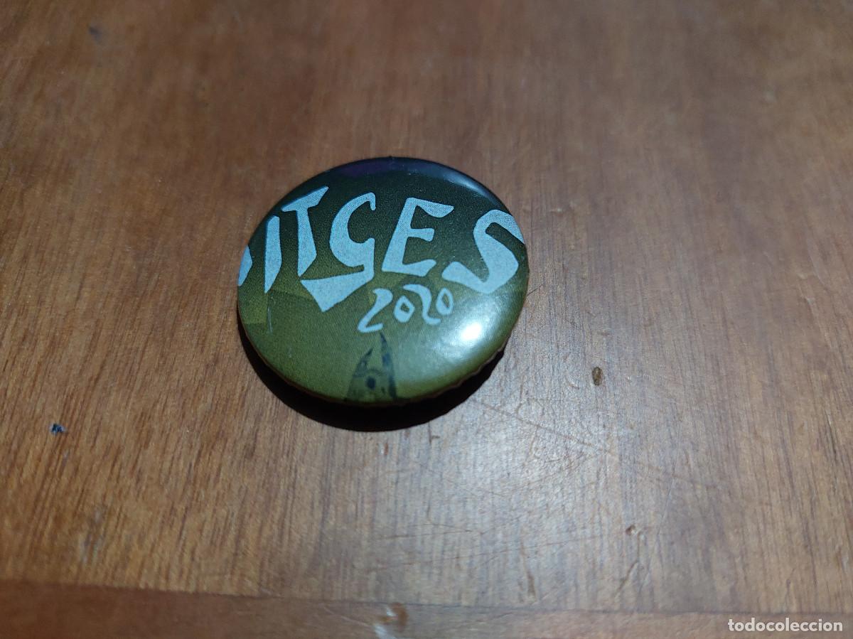 Pins de colecci&oacute;n: SITGES 2020. CINE. LE FALTA LA S. CHAPA. PIN. 31 MM. MET&Aacute;LICA POR DETR&Aacute;S. SIN USO. DIFICIL
