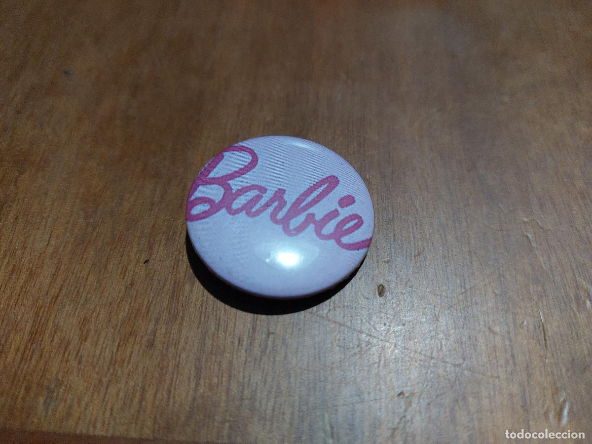 Pins de colecci&oacute;n: BARBIE. DOLL. MU&Ntilde;ECA. CHAPA. PIN. 31 MM. MET&Aacute;LICA POR DETR&Aacute;S. SIN USO. DIFICIL