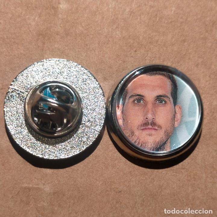 Collection pins: pin redondo metal - f&uacute;tbol equipo club OSASUNA JUGADOR
