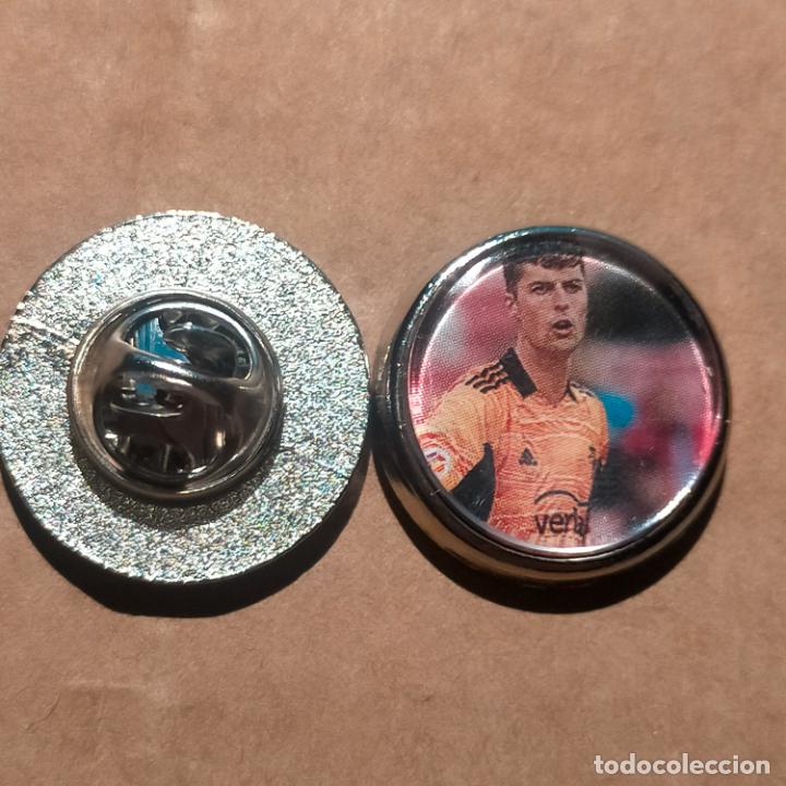 Collection pins: pin redondo metal - f&uacute;tbol equipo club OSASUNA JUGADOR