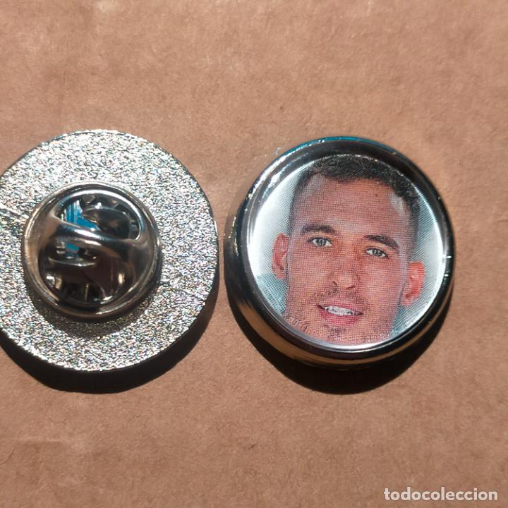 Collection pins: pin redondo metal - f&uacute;tbol equipo club OSASUNA JUGADOR