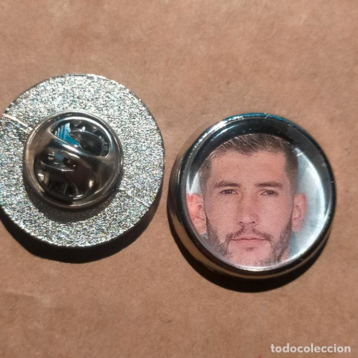 Pins de cole&ccedil;&atilde;o: pin redondo metal - f&uacute;tbol equipo club OSASUNA JUGADOR