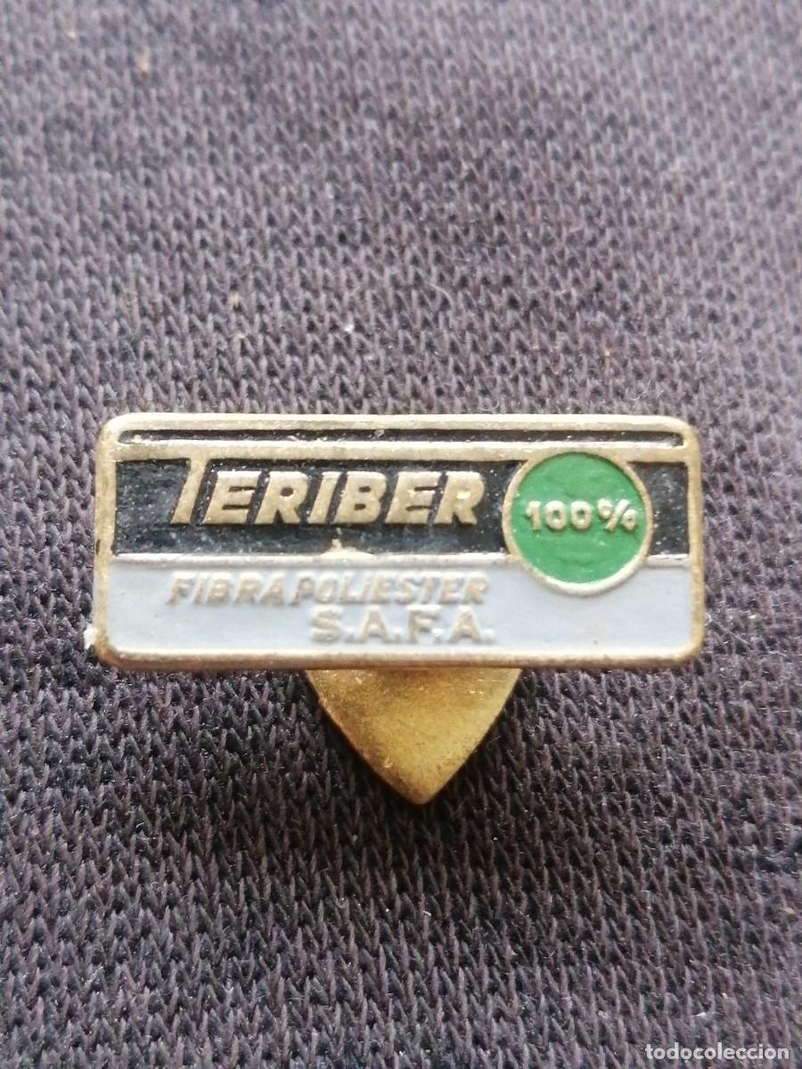 Collection pins: Pin publicitario empresa de ropa terriber fibra poli&egrave;ster insignia solapa antigua