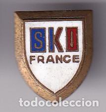Pins de colecci&oacute;n: ANTIGUA INSIGNIA ROSCA ESMALTADA DE ESQUI EN FRANCE (FRANCIA) - 1,7cm x 1,4cm