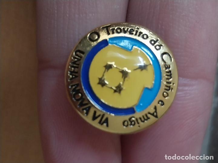 Pins e Spille di collezione: O TROVEIRO DO CAMI&Ntilde;O E AMIGO UNHA NOVA VIA PIN PINCHO PINTURA LACADA 2CM CAMINO SANTIAGO