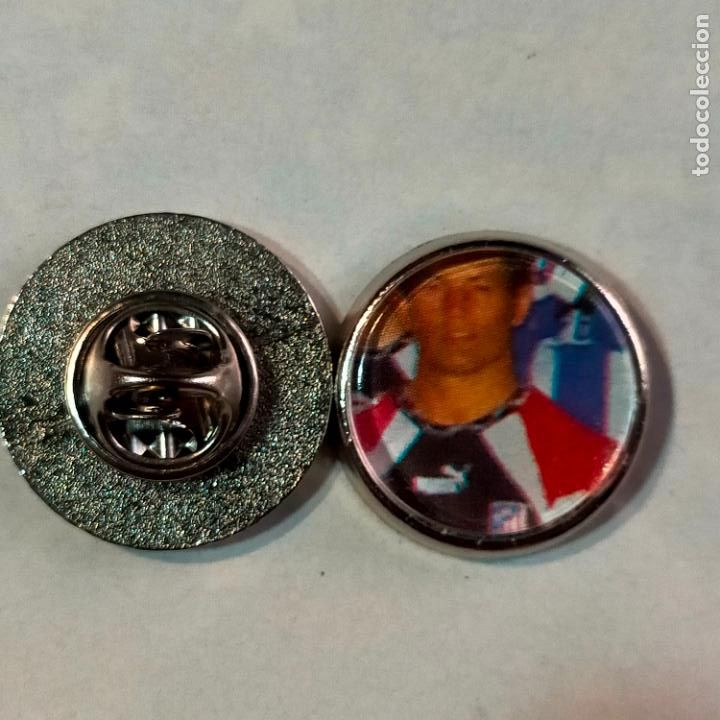 Pins de colecci&oacute;n: pin redondo metal - f&uacute;tbol equipo club Atl&eacute;tico de Madrid JUGADOR
