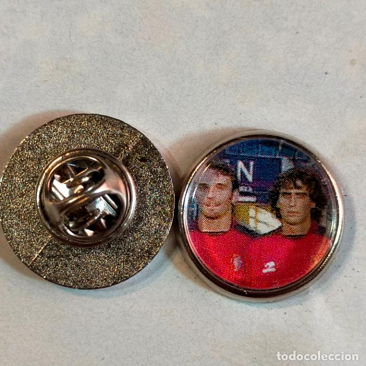 Collection pins: pin redondo metal - f&uacute;tbol equipo club ATLETICO OSASUNA JUGADOR