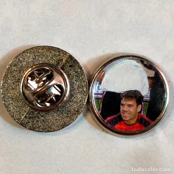 Pin's de collection: pin redondo metal - f&uacute;tbol equipo club ATLETICO OSASUNA JUGADOR