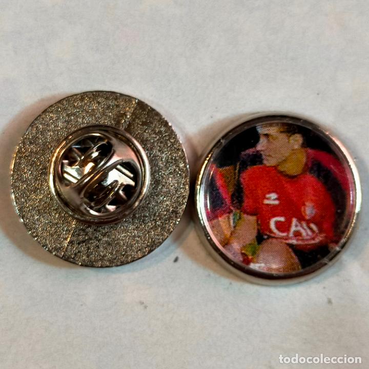 Pins de colecci&oacute;n: pin redondo metal - f&uacute;tbol equipo club ATLETICO OSASUNA JUGADOR