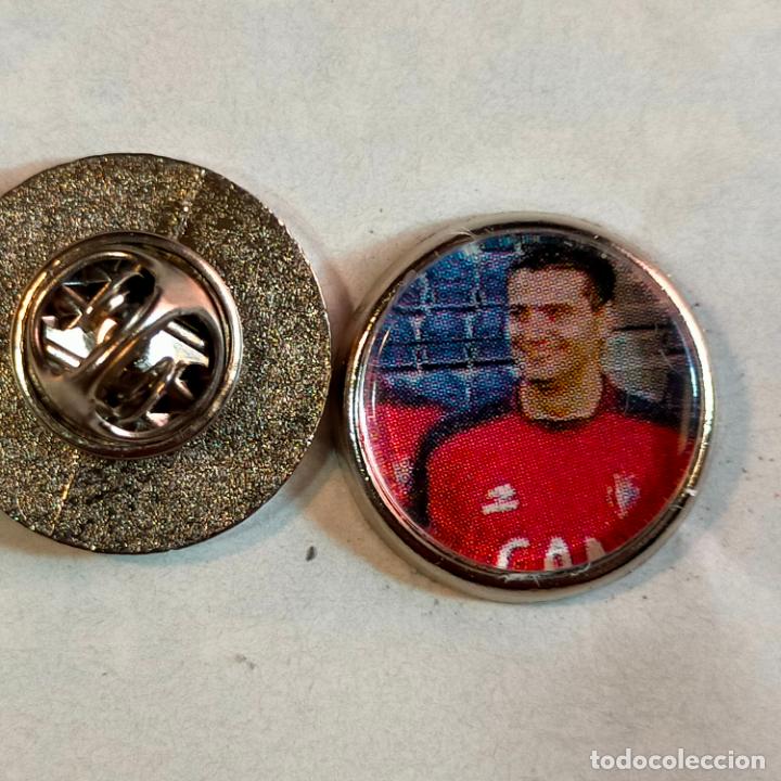 Pins de colecci&oacute;n: pin redondo metal - f&uacute;tbol equipo club ATLETICO OSASUNA JUGADOR