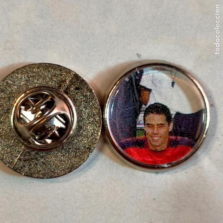 Pins de colecci&oacute;n: pin redondo metal - f&uacute;tbol equipo club ATLETICO OSASUNA JUGADOR