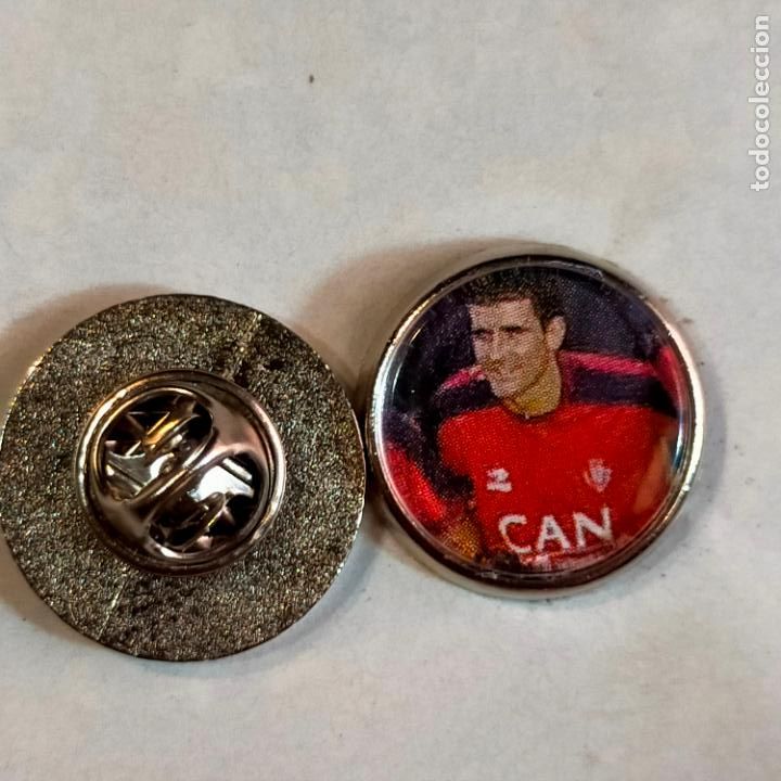Pins de colecci&oacute;n: pin redondo metal - f&uacute;tbol equipo club ATLETICO OSASUNA JUGADOR