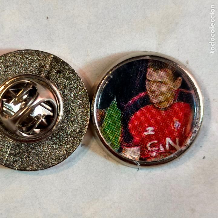 Pins de colecci&oacute;n: pin redondo metal - f&uacute;tbol equipo club ATLETICO OSASUNA JUGADOR