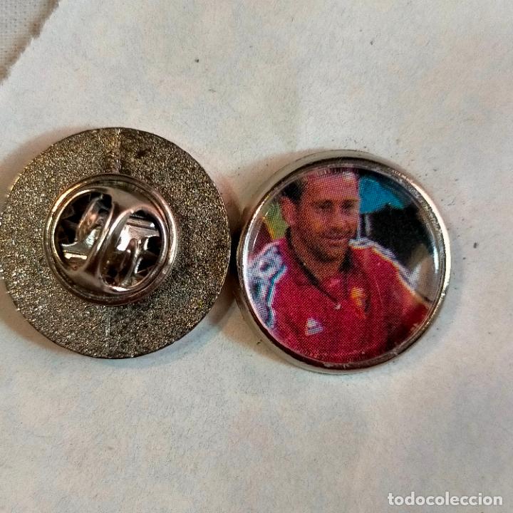 Pin's de collection: pin redondo metal - f&uacute;tbol equipo club ATLETICO OSASUNA JUGADOR