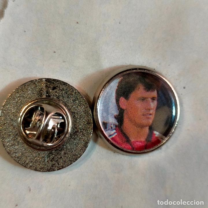 Pins de colecci&oacute;n: pin redondo metal - f&uacute;tbol equipo club ATLETICO OSASUNA JUGADOR