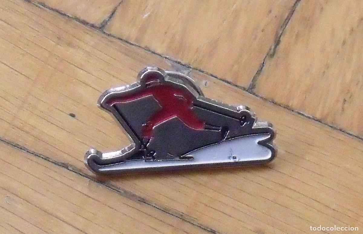 Pins de colecci&oacute;n: Pin Comarca Cerdanya. Esqu&iacute;. Esquiador. Comarcas de Catalunya. Diario El Pa&iacute;s. 1,5x3 cm.