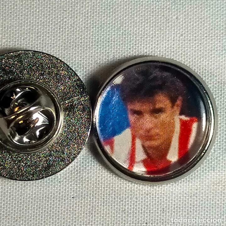 Pins de colecci&oacute;n: pin redondo metal - f&uacute;tbol equipo club Atl&eacute;tico de Madrid JUGADOR