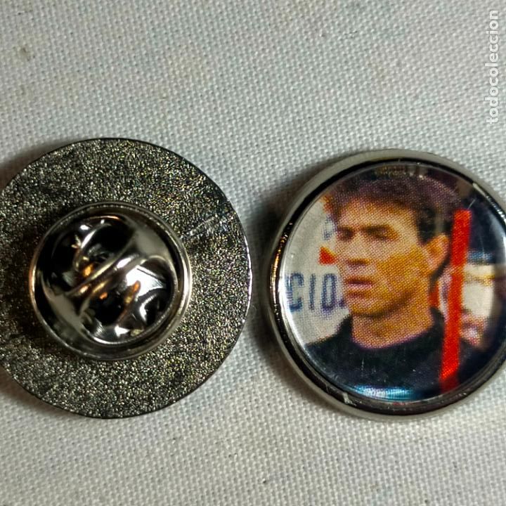 Pin's de collection: pin redondo metal - f&uacute;tbol equipo club Atl&eacute;tico de Madrid JUGADOR