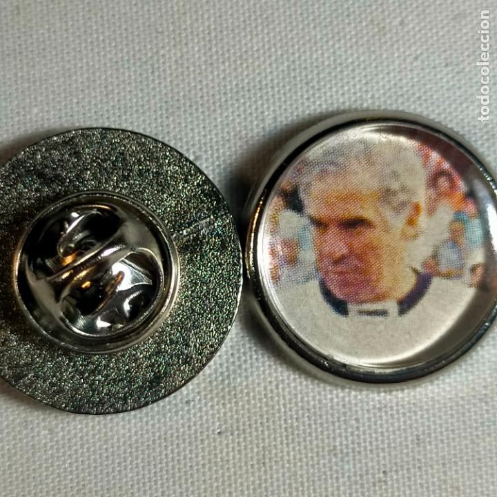 Pins de colecci&oacute;n: pin redondo metal - f&uacute;tbol equipo club Atl&eacute;tico de Madrid JUGADOR