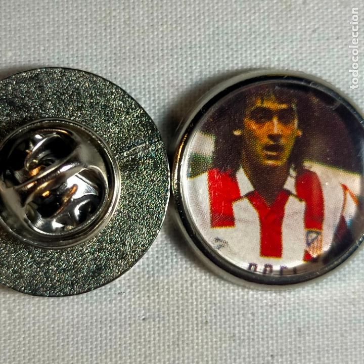 Pins de colecci&oacute;n: pin redondo metal - f&uacute;tbol equipo club Atl&eacute;tico de Madrid JUGADOR