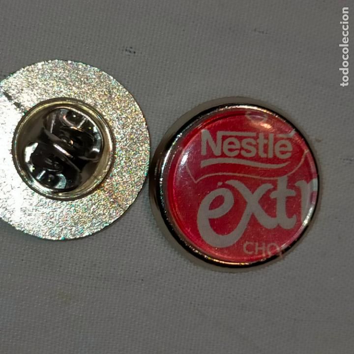 Pin's de collection: PIN REDONDO METAL - chocolates Nestl&eacute;