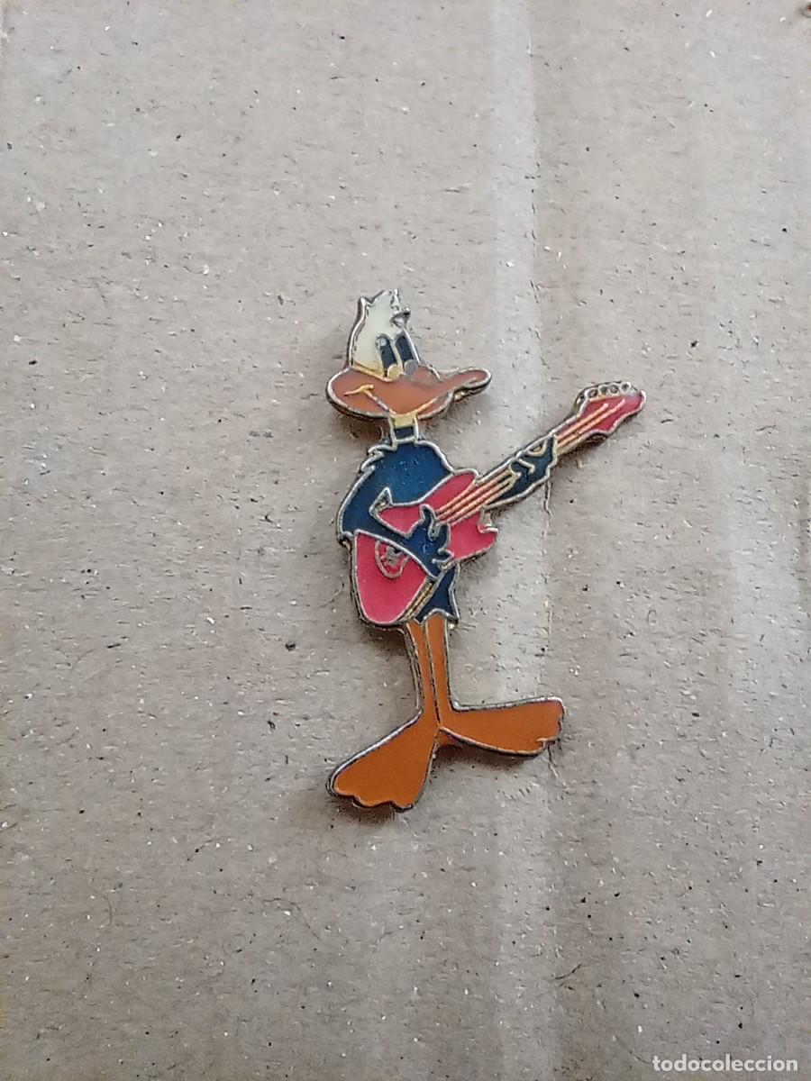 Pins de colecci&oacute;n: Pin Pato Lucas Con Guitarra