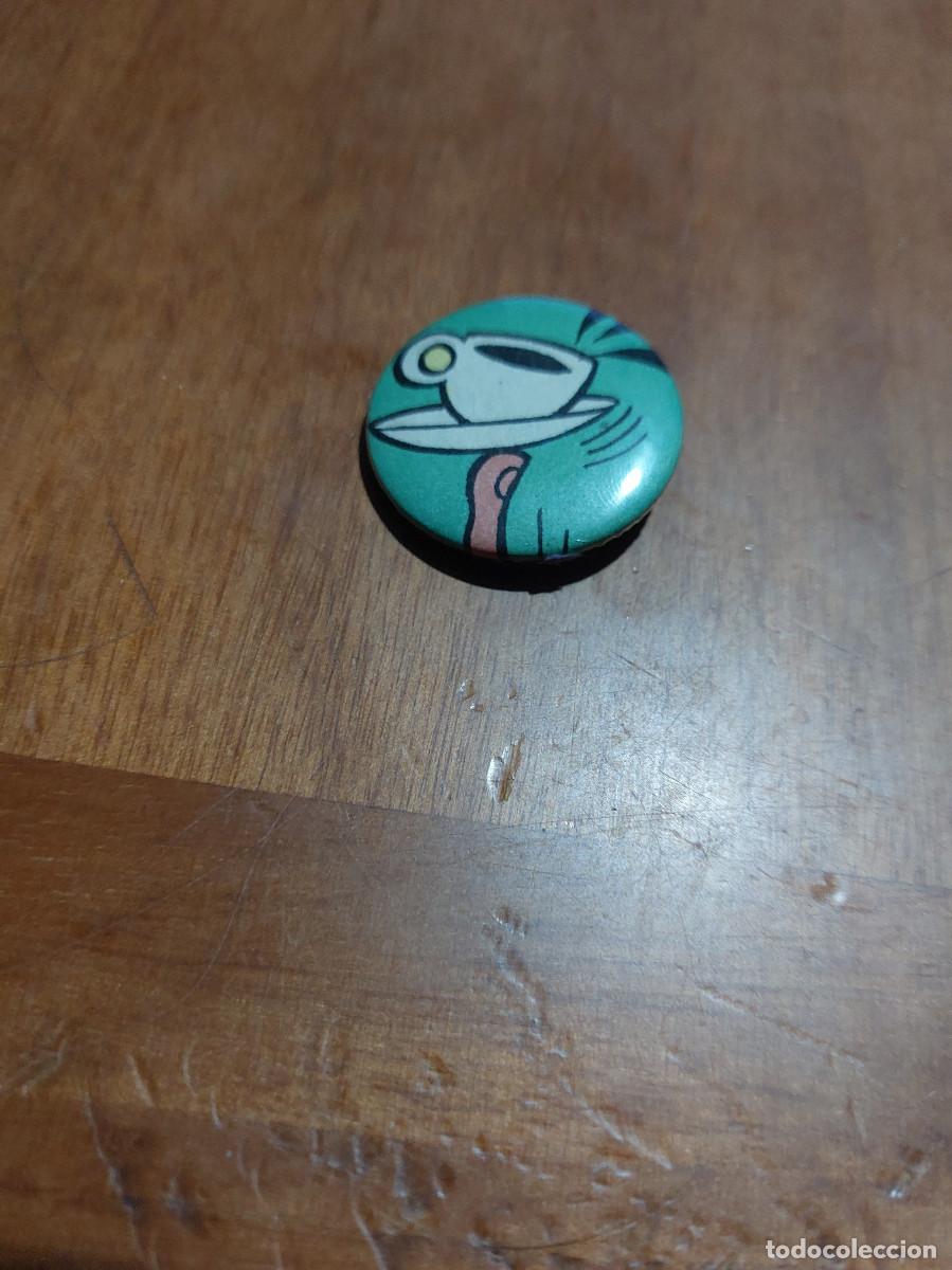 Pins de colecci&oacute;n: TAZA CON DEDO. DIBUJO IBA&Ntilde;EZ. COMIC CHAPA. PIN. 31 MM. MET&Aacute;LICA POR DETR&Aacute;S. SIN USO. DIFICIL