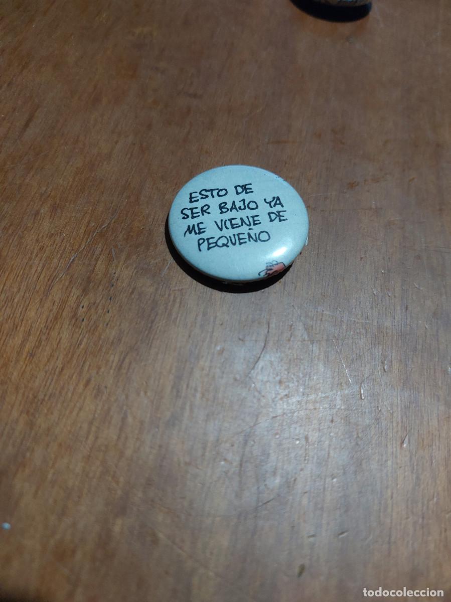 Pins de colecci&oacute;n: ESTO DE SER BAJO ME VIENE DE NI&Ntilde;O BOCADILLO CHAPA. PIN. 31 MM. MET&Aacute;LICA POR DETR&Aacute;S. SIN USO. DIFICIL
