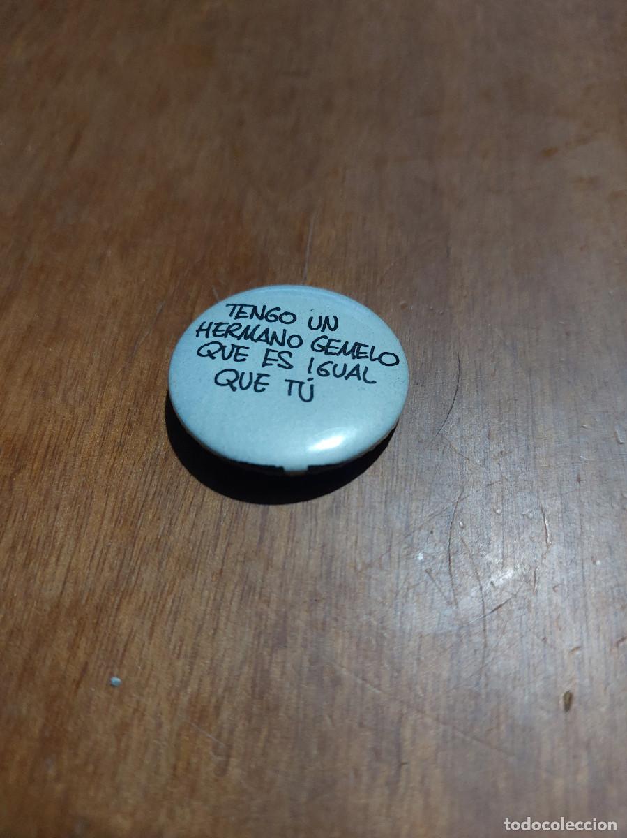 Sammlung von Pins: TENGO UN HERMANO GEMELO COMO TU BOCADILLO CHAPA. PIN. 31 MM. MET&Aacute;LICA POR DETR&Aacute;S. SIN USO. DIFICIL