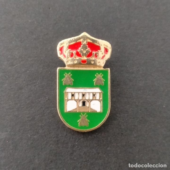 Pins de colecci&oacute;n: pin escudo Chiloeches (GUADALAJARA)