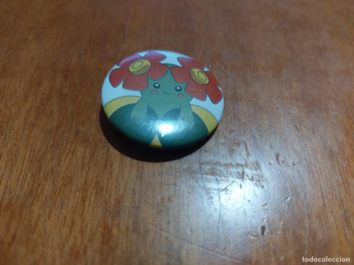 Sammlung von Pins: BELLOSSOM. POKEMON. CHAPA. PIN. 31 MM. MET&Aacute;LICA POR DETR&Aacute;S. SIN USO. DIFICIL