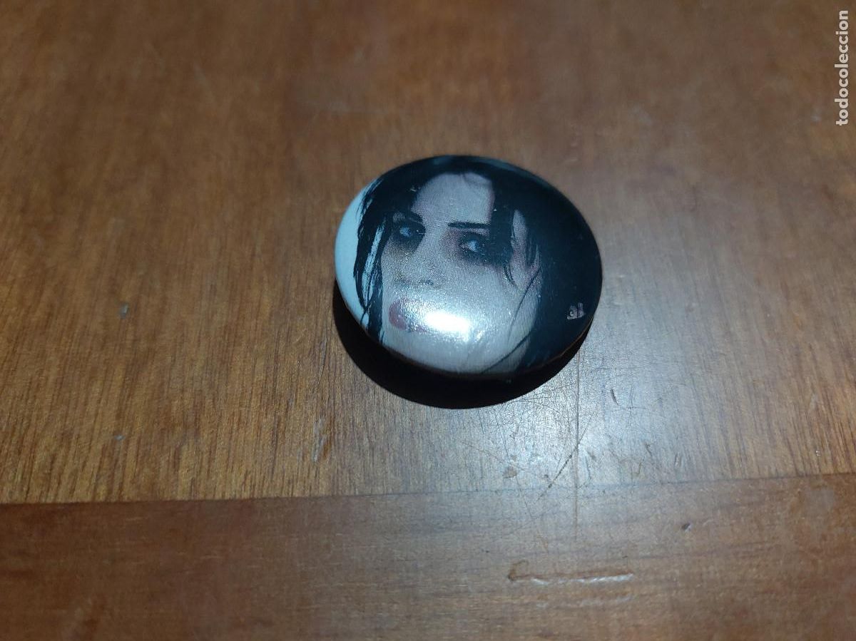 Pins e Spille di collezione: BRODY DALLE. CANTANTE. M&Uacute;SICA. PIN. 31 MM. MET&Aacute;LICA POR DETR&Aacute;S. SIN USO. DIFICIL
