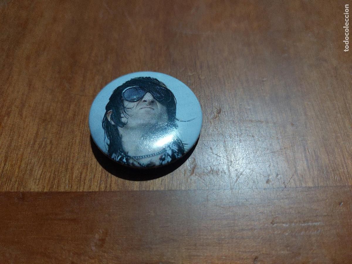Pins de colecci&oacute;n: RICHARD FORTUS. CANTANTE. M&Uacute;SICA. PIN. 31 MM. MET&Aacute;LICA POR DETR&Aacute;S. SIN USO. DIFICIL