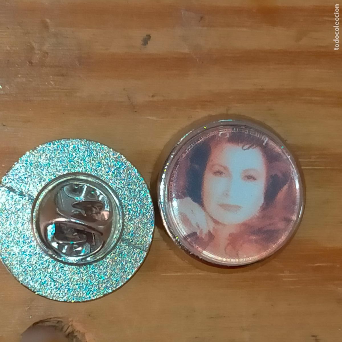 Pin's de collection: PIN REDONDO METAL - CANTANTE ARTISTA COPLA ROCIO JURADO