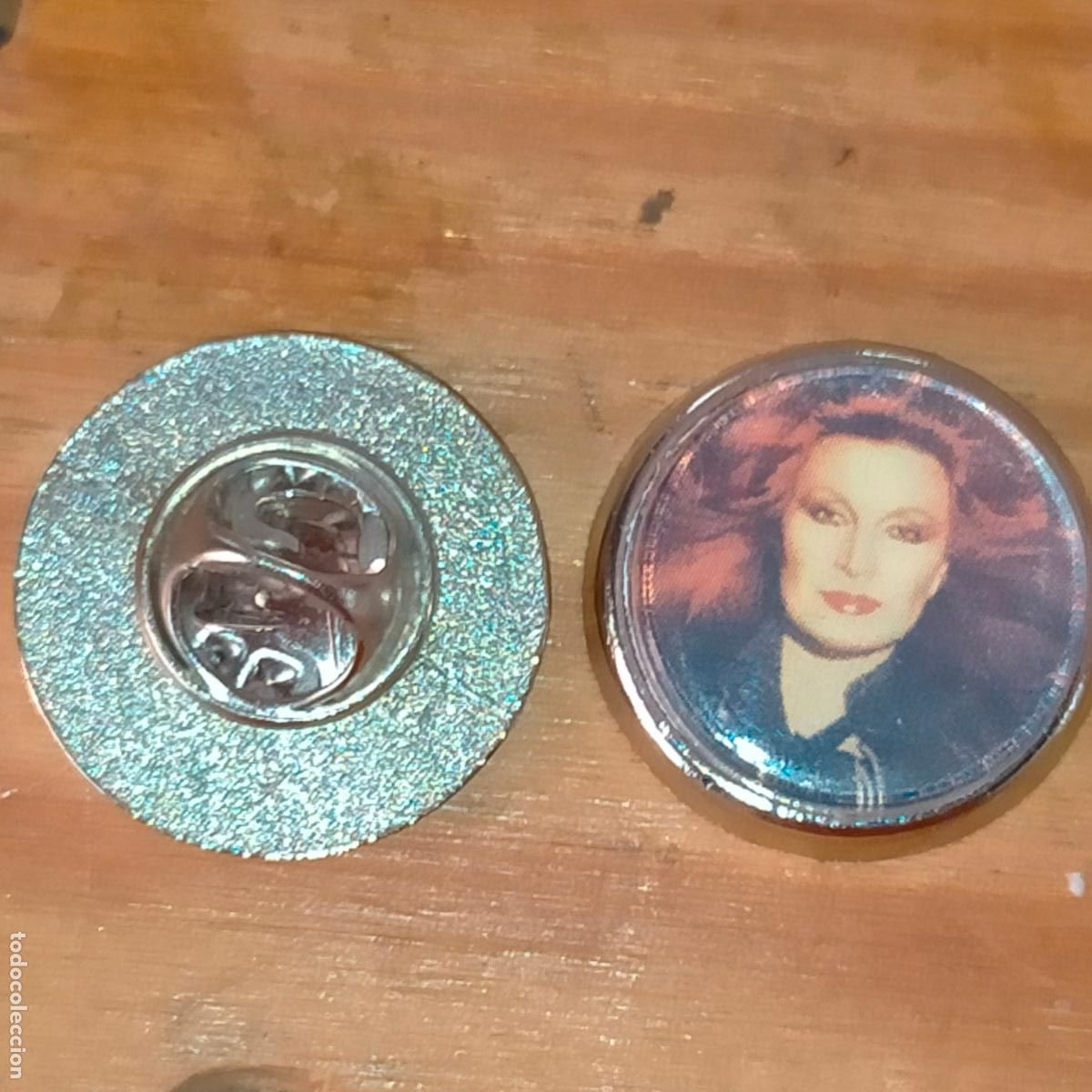 Pin's de collection: PIN REDONDO METAL - CANTANTE ARTISTA COPLA ROCIO JURADO