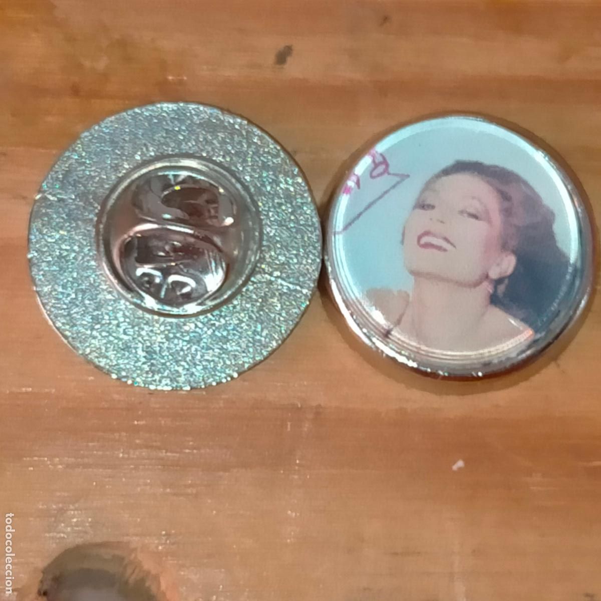Collection pins: PIN REDONDO METAL - CANTANTE ARTISTA COPLA ROCIO JURADO