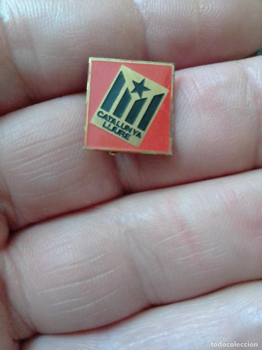 Pin's de collection: INSIGNIA POL&Iacute;TICA CATALUNYA LLIURE , TERRA LLIURE &Eacute;POCA TRANSICI&Oacute;N, INDEPENDENCIA, PINS IZQUIERDAS