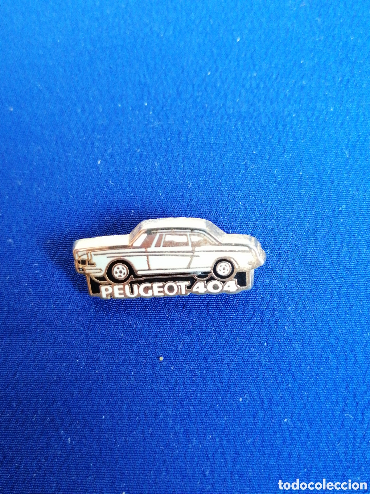 Pins de colecci&oacute;n: PEUGEOT 404 PIN - Foto 1