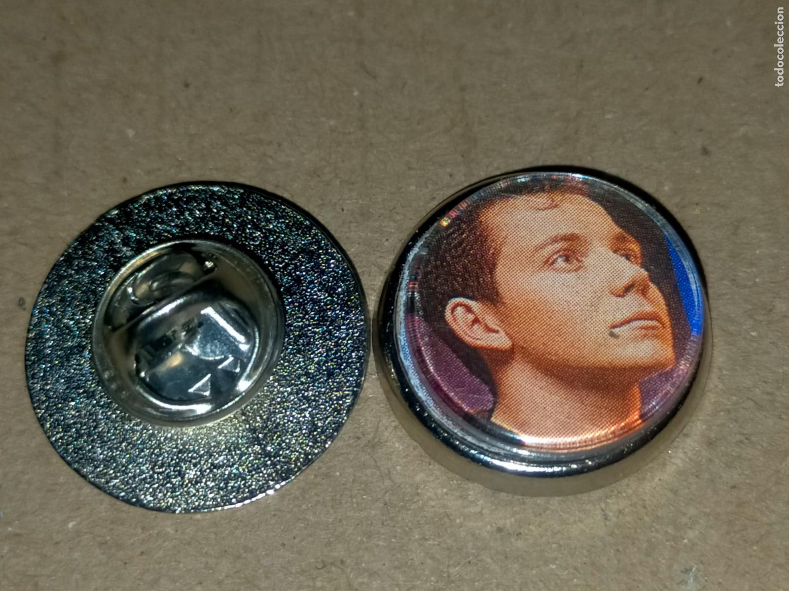Pins e Spille di collezione: PIN REDONDO METAL - m&uacute;sica cantante calaito