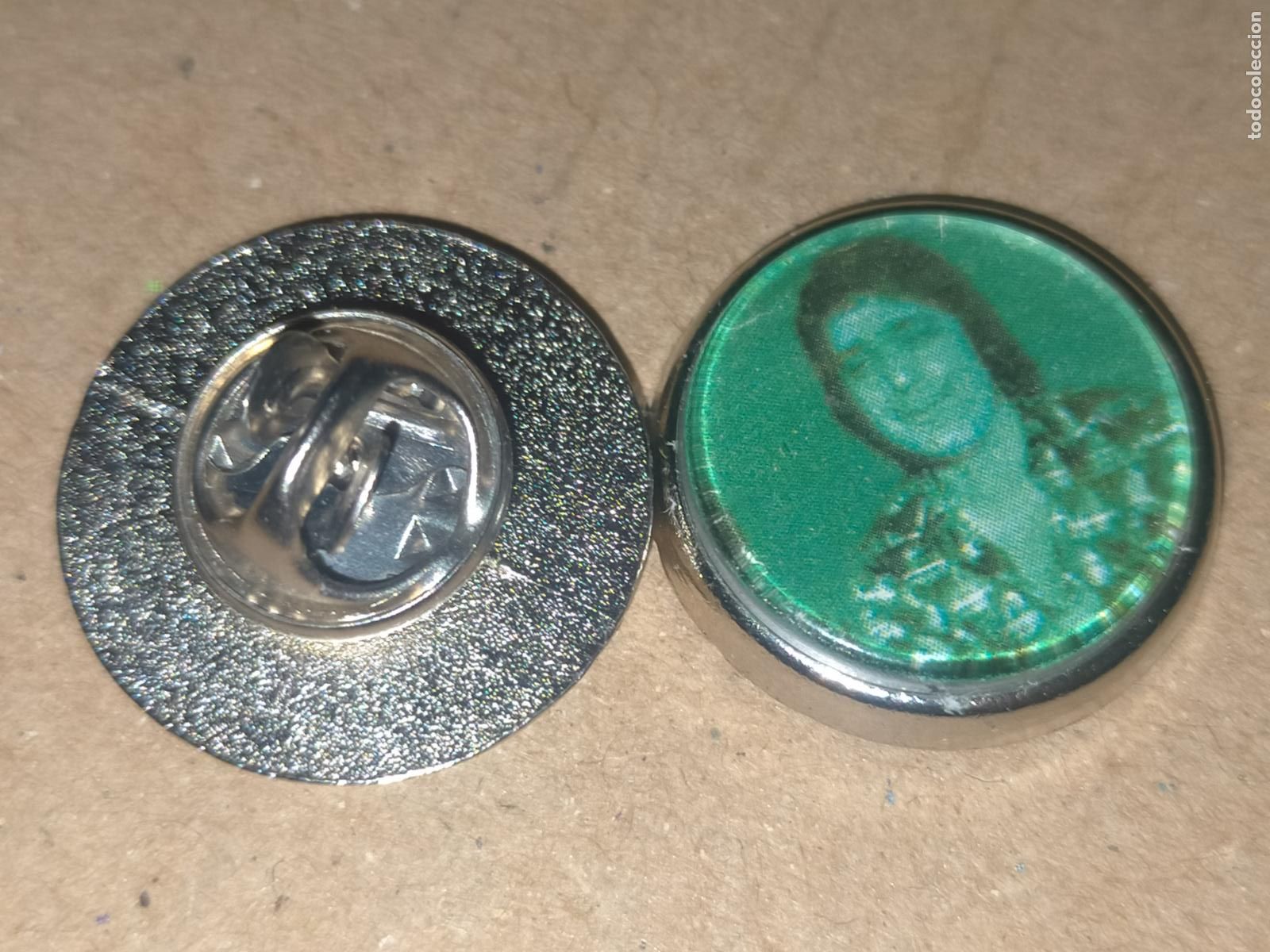 Collection pins: PIN REDONDO METAL - m&uacute;sica cantante Montserrat Los Chichos