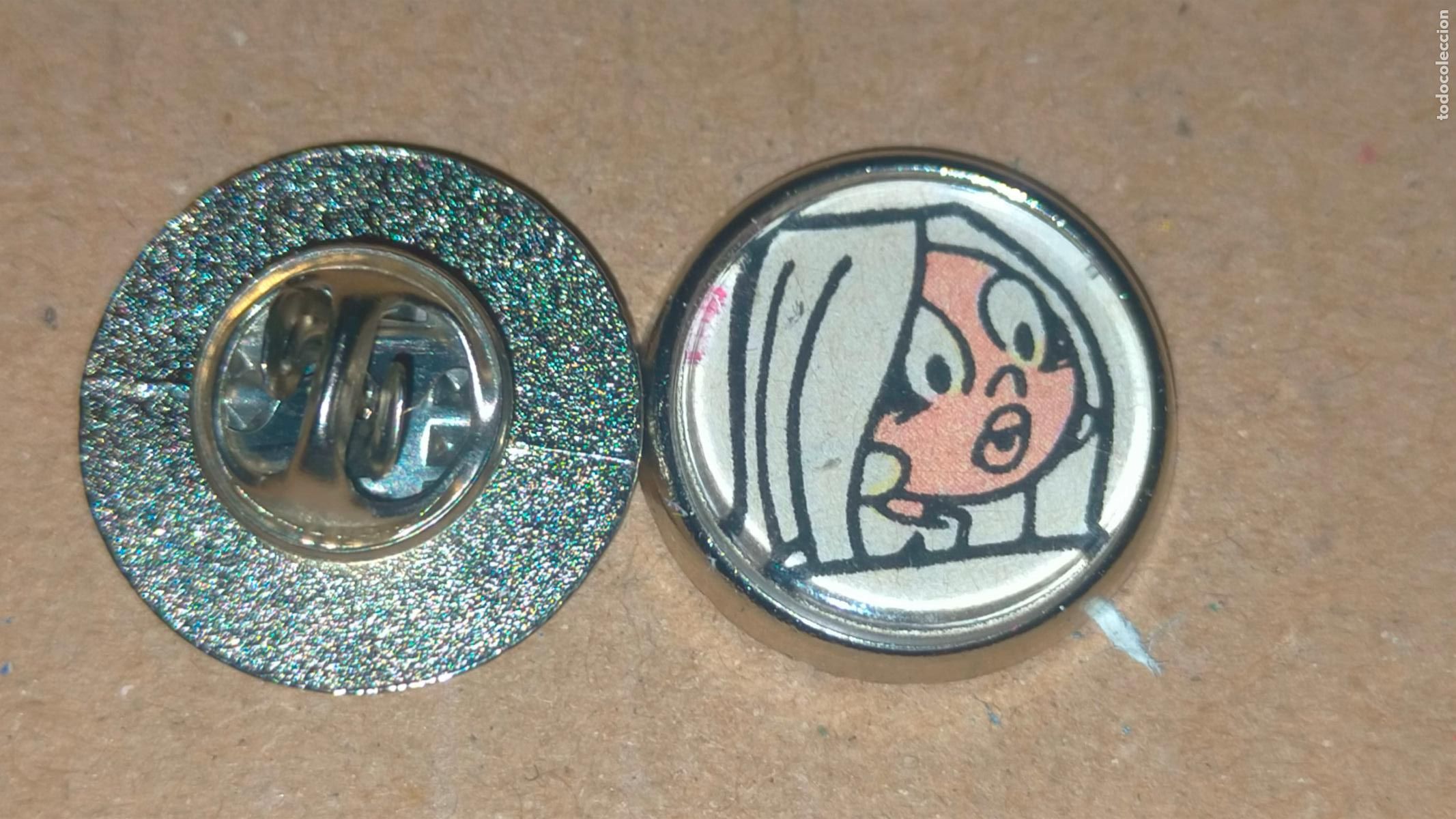 Pins e Spille di collezione: PIN REDONDO METAL - c&oacute;mic purita agencia matrimonial
