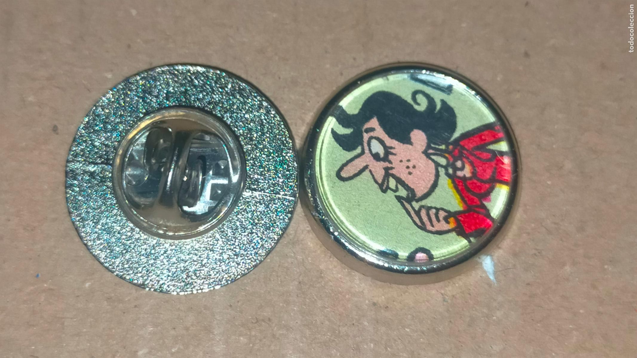 Collection pins: PIN REDONDO METAL - c&oacute;mic purita agencia matrimonial