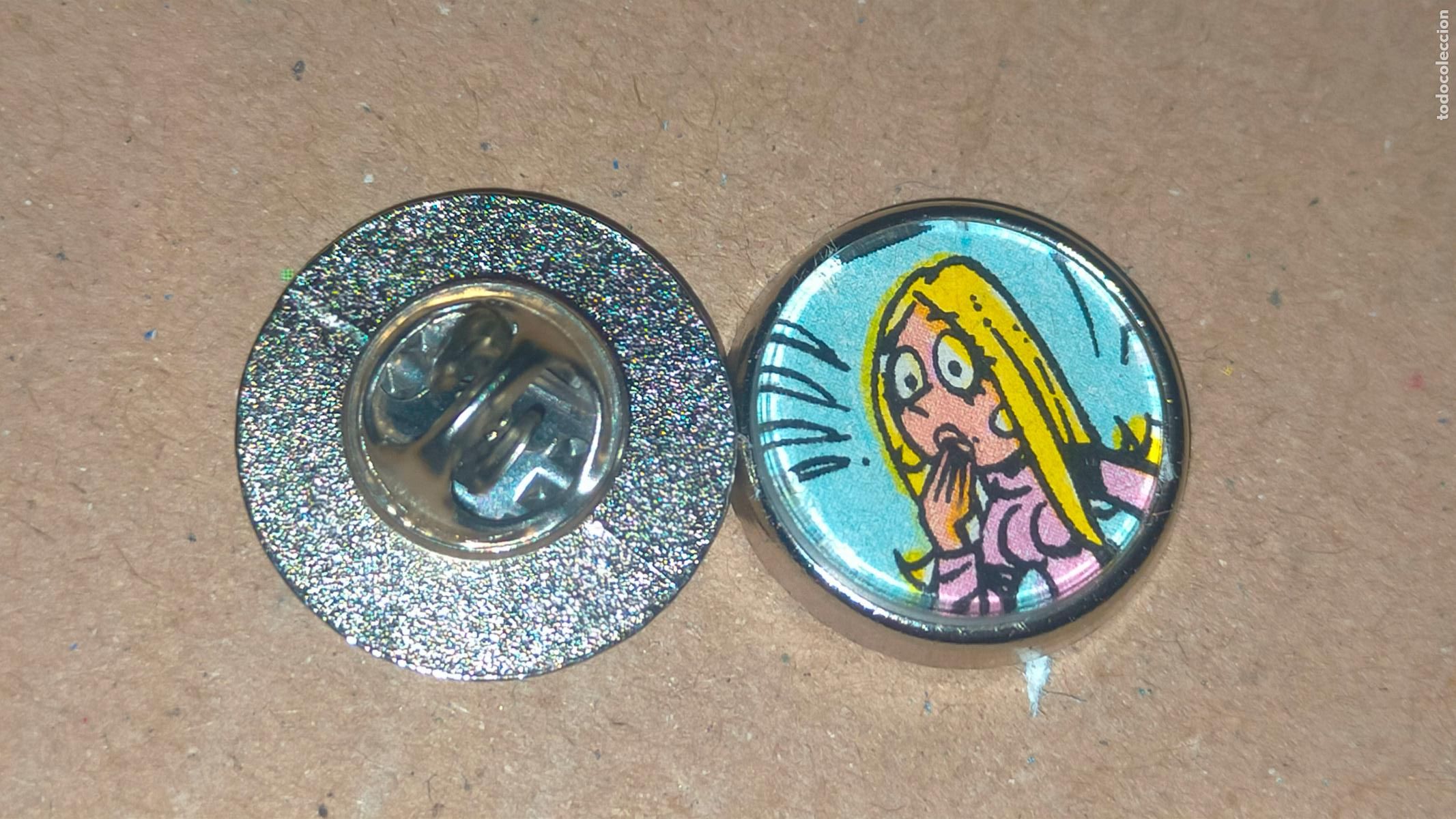 Pins e Spille di collezione: PIN REDONDO METAL - c&oacute;mic purita agencia matrimonial
