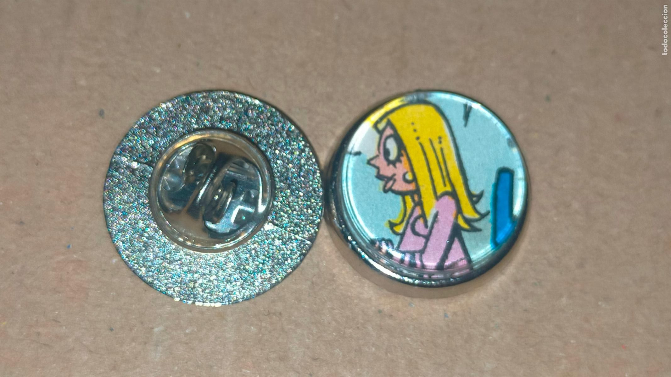 Pin's de collection: PIN REDONDO METAL - c&oacute;mic purita agencia matrimonial