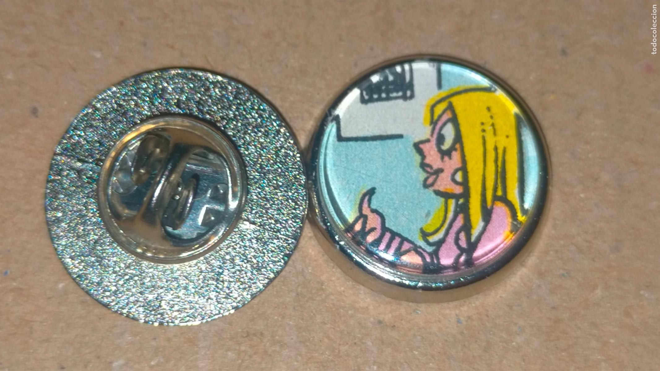 Pins e Spille di collezione: PIN REDONDO METAL - c&oacute;mic purita agencia matrimonial
