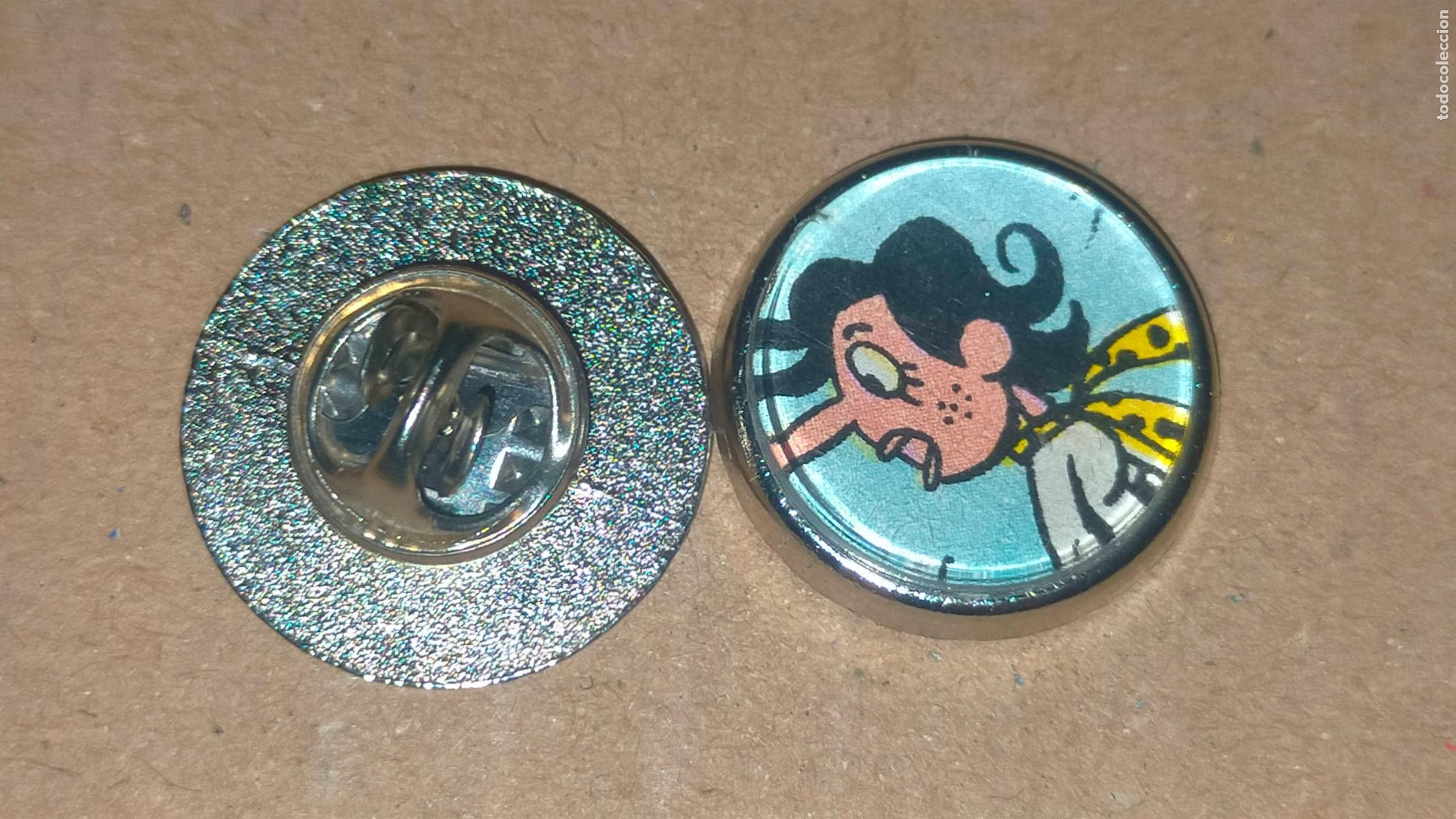 Pins de colecci&oacute;n: PIN REDONDO METAL - c&oacute;mic purita agencia matrimonial