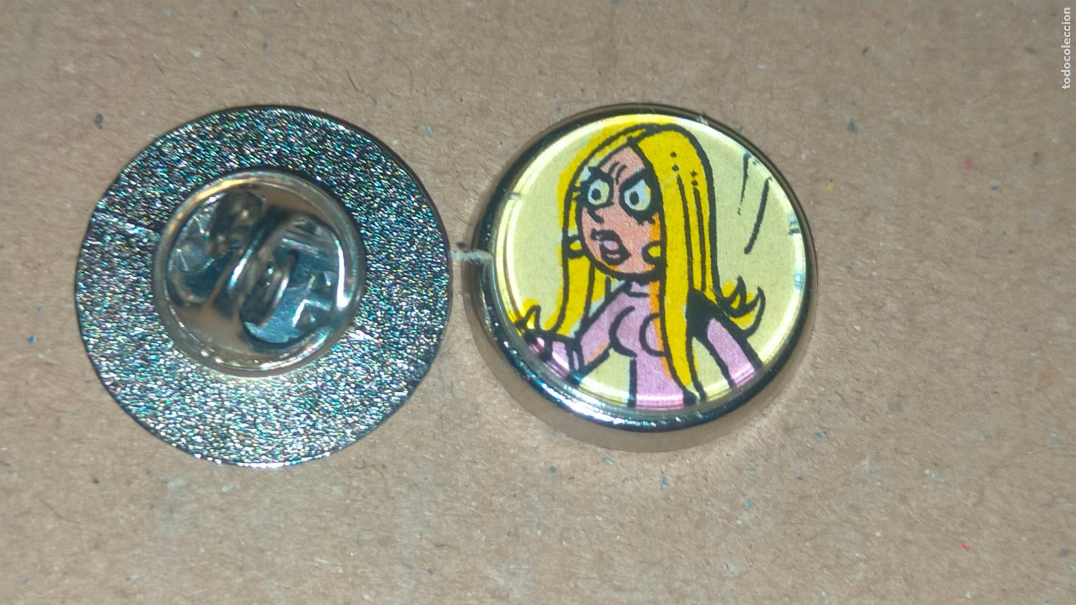 Collection pins: PIN REDONDO METAL - c&oacute;mic purita agencia matrimonial