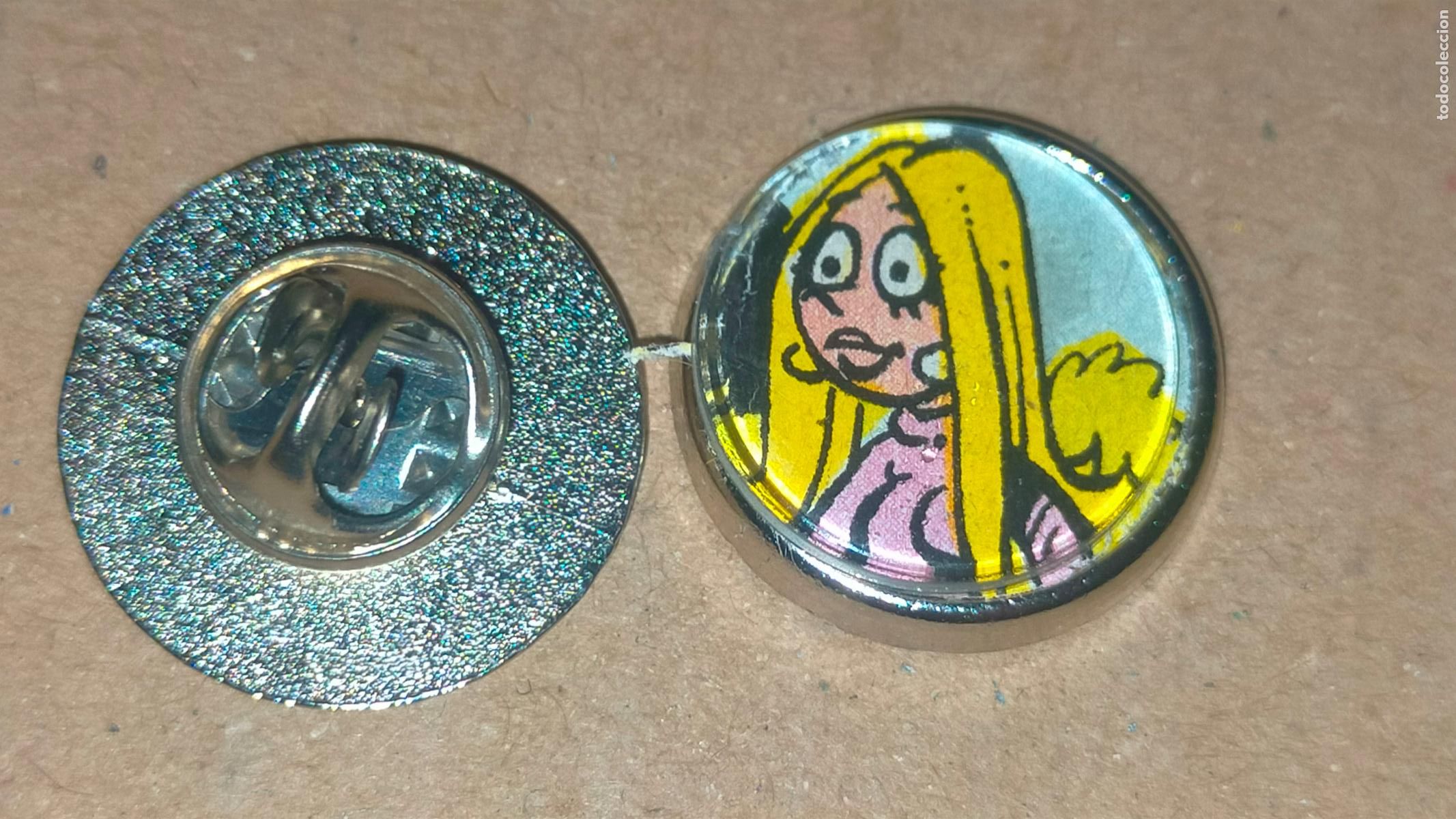 Pins e Spille di collezione: PIN REDONDO METAL - c&oacute;mic purita agencia matrimonial