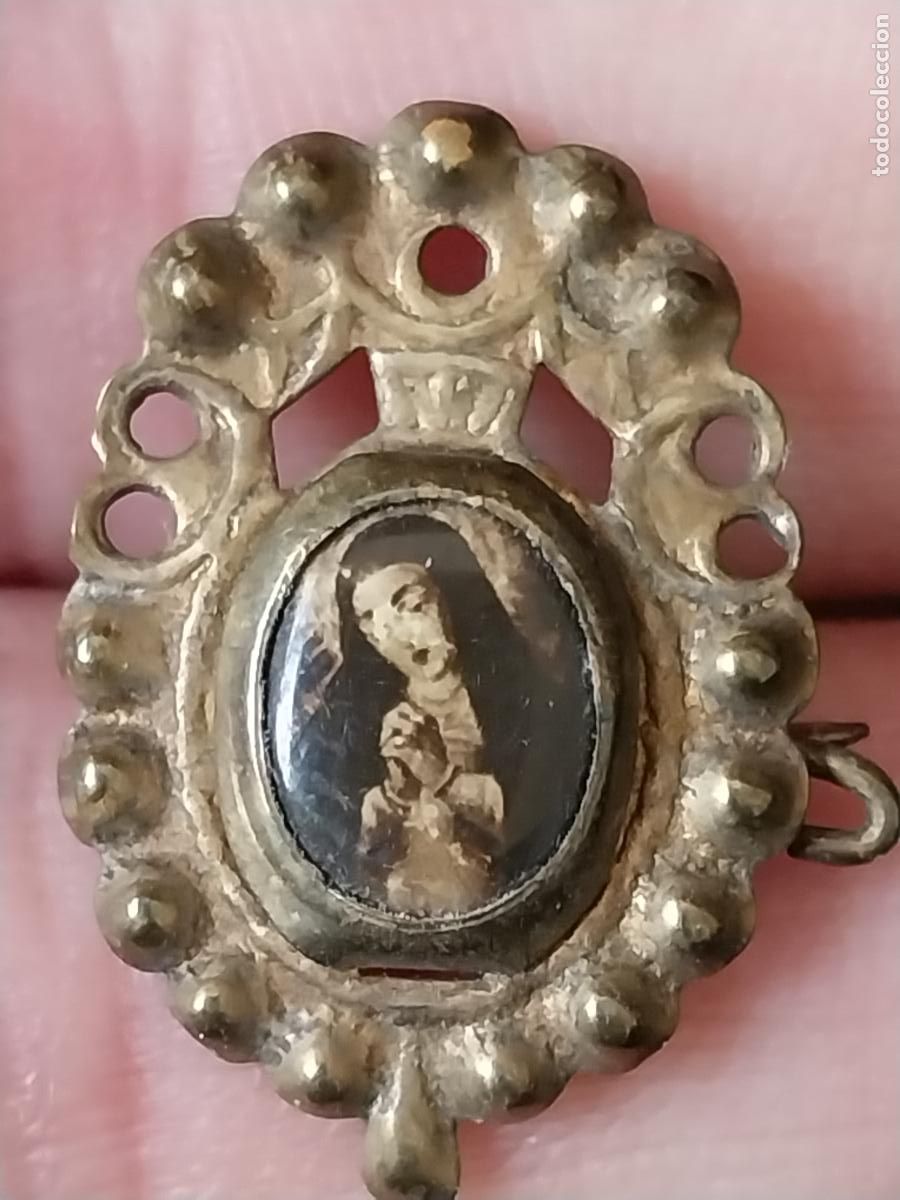 Pins de colecci&oacute;n: BROCHE INSIGNIA SANTA RELIGIOSA REZANDO A&Ntilde;OS 50 2,3CM ALTO ANTIGUO ORIGINAL