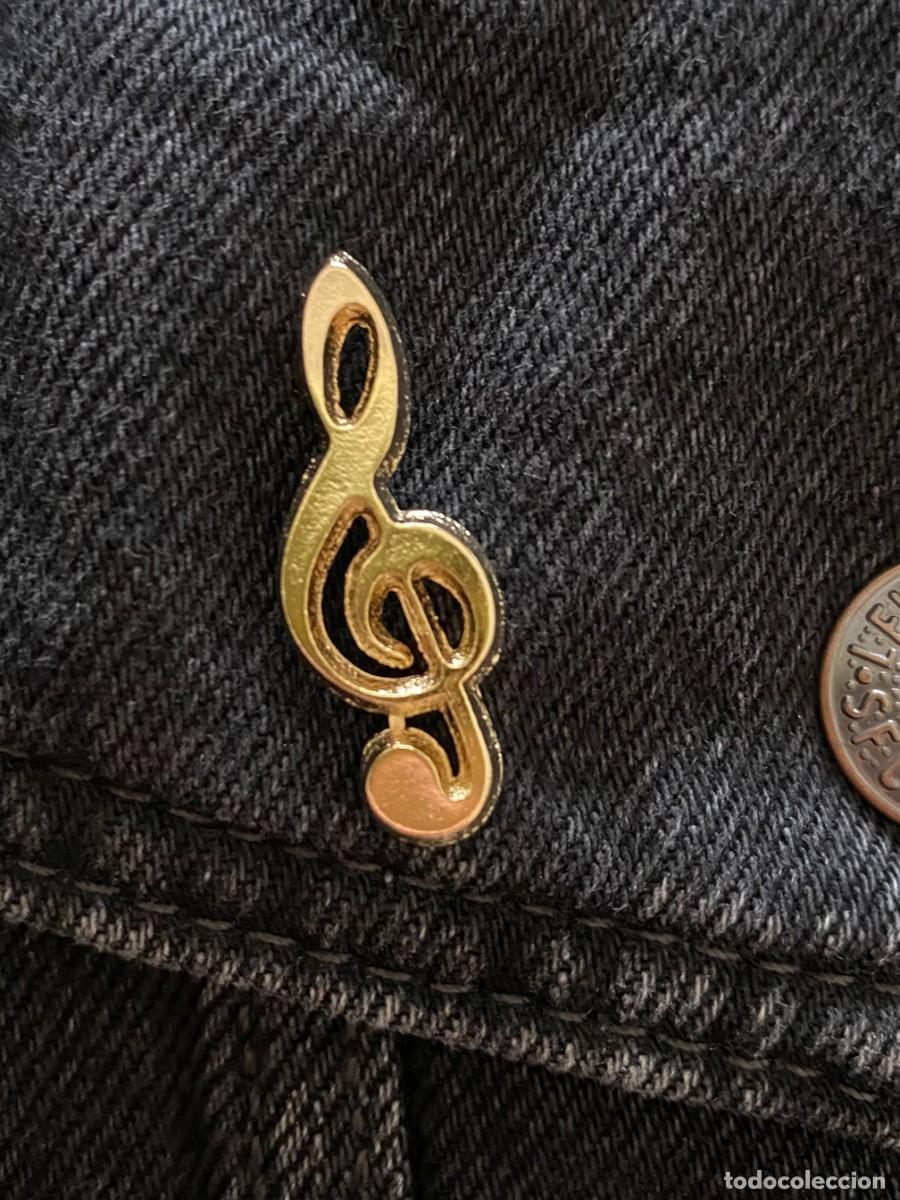 Collection pins: PIN METALICO CLAVE DE SOL MUSCIAL SOLFEO ACABADO DORADO NUEVO Y SIN USO 3 CMS. ALTURA